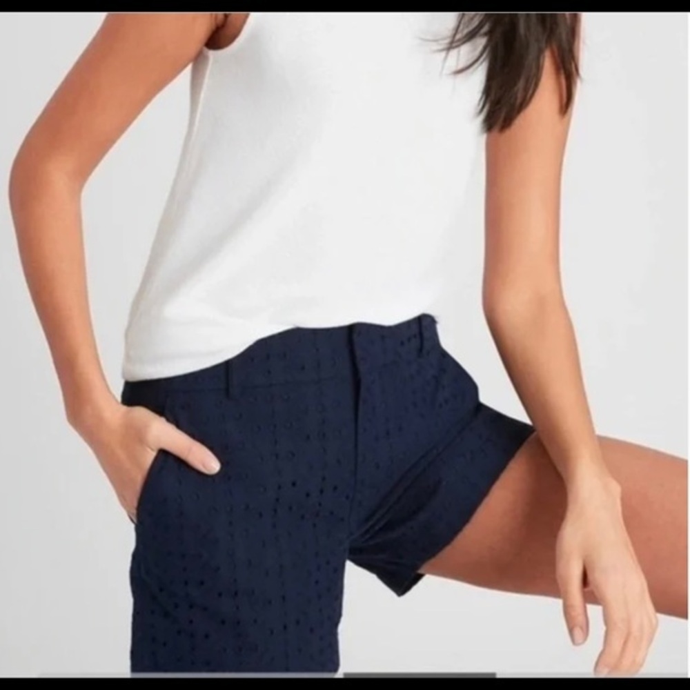Banana Republic Blue Eyelet Embroidered 4 “ Short/ 18